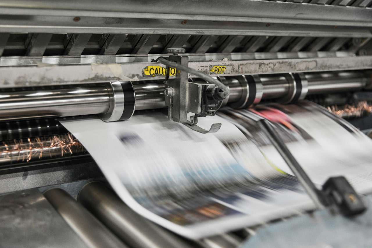 Print vs digital : pourquoi les supports imprimés restent puissants en 2025